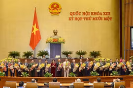 Chủ tịch Quốc hội Nguyễn Thị Kim Ngân cùng các thành viên mới của Chính phủ ra mắt Quốc hội