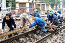 Hệ thống giao thông VN rất mất cân đối, không đồng bộ. Đường sông, đường sắt hầu như bị quên lãng - Ảnh: Ngọc Thắng