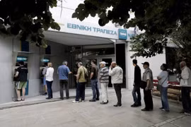 Bị rút tiền ồ ạt vì lo vỡ nợ, ATM ở Hy Lạp cạn tiền