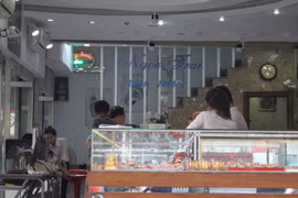 Hoạt động giao dịch tại tiệm vàng Ngọc Phát - Ảnh: Tiểu Thiên