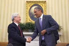 Tổng Bí thư Nguyễn Phú Trọng và Tổng thống Hoa Kỳ Barack Obama bắt tay nhau sau cuộc hội đàm tại Phòng Bầu dục của Nhà Trắng tại thủ đô Washington D.C