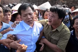 Ông Nguyễn Thanh Chấn xúc động trong vòng tay người thân, xóm giềng ngày mới được trả tự do 