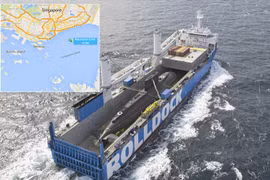 Ảnh nhỏ: Tàu Rolldock Star rời cảng Singapore về Việt Nam, sáng 31.1.2016 (Nguồn: MarineTraffic). Ảnh lớn: Tàu Rolldock Storm chở tàu ngầm Khánh Hoà về Việt Nam, tháng 5.2015 - Ảnh: koopvaardij.blogspot.com