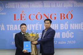 Ông Hồ Sỹ Hòa (phải) - Chủ tịch HĐTV Công ty TNHH Thương mại và Xây dựng Trung Chính (Ảnh: Trung Chính) 