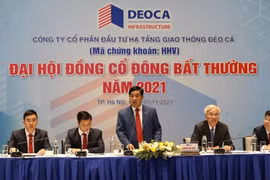 Ông Hồ Minh Hoàng (giữa) – Chủ tịch HĐQT HHV trả lời các câu hỏi của cổ đông tại EGM 2021 (Ảnh: HHV)
