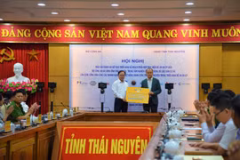 Đại diện PVcomBank trao tặng 150 thiết bị quét mã QR cho UBND tỉnh Thái Nguyên.