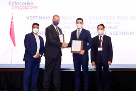 Đại diện Ngân hàng TMCP Phát triển TP.HCM (HD Bank) - Tổng giám đốc Ngân hàng số Marcin Miller trao thỏa thuận về tích hợp giải pháp công nghệ tiên tiến cho dịch vụ ngân hàng số tại Việt Nam cho Giám đốc Điều hành Châu Á Thái Bình Dương của Công ty Thought Machine (Anh) - Nick Wilde