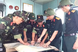 Cán bộ chiến sĩ Bộ Chỉ huy quân sự Quảng Ninh triển khai các phương án tìm kiếm.