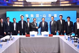 Ông Trần Bá Dương, Chủ tịch Thaco Group (trái) bắt tay Chủ tịch SHIG Tan Xuguang (Ảnh: weichai)