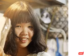 Nét e ấp của một cô chủ hàng hoa ở chợ hoa Hồ Thị Kỷ lúc nửa đêm khi có khách ghé qua.