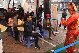 Khách hàng kiên nhẫn xếp hàng chờ mua vàng trong ngày Vía Thần Tài