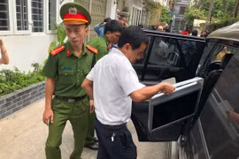 Công an thu giữ một máy tính sau khi khám xét nhà ông Trần Văn Minh.