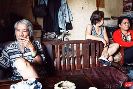 Cuộc sống tạm kéo dài hàng chục năm ở khu tạm cư của những người dân Thủ Thiêm. Ảnh: Mai Kỳ.
