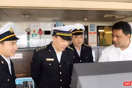  TS. Nguyễn Lương Tâm (đứng giữa) đang kiểm tra công tác phòng dịch tại cảng Vũng Áng (Hà Tĩnh).