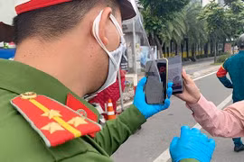 Nhiều người dân đã rút kinh nghiệm nên chủ động quét QR, đăng ký di biến động rồi sao lưu vào điện thoại trước khi rời nhà, tới chốt chặn thì đưa máy ra để lực lượng chức năng quét kiểm tra.