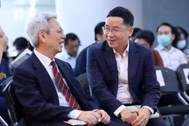 Tiến sĩ Nguyễn Sĩ Dũng (nguyên Phó chủ nhiệm Văn phòng Quốc hội), và Tiến sĩ Vũ Thành Tự Anh (Giám đốc Trường Chính sách Công và Quản lý Fulbright), thành viên Tổ tư vấn kinh tế của Thủ tướng tại toạ đàm. Ảnh: Nguyễn Luân.