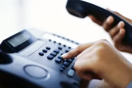 Lừa đảo qua điện thoại là hình thức không mới nhưng có nhiều người sập bẫy với số lượng tiền lớn.