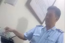 Hình ảnh ông Huyền nhận tiền luật.