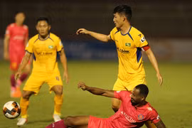 Mùa giải này SLNA vẫn phải lấy thủ bù công. Ảnh VPF