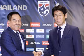 Chủ tịch Somyot Poompanmoung bất ngờ gia hạn hợp đồng với HLV Nishino thêm 2 năm với số tiền kỷ lục là 2,75 triệu baht/ tháng (tương đương 2,097 tỷ đồng), một mức lương kỷ lục đối với một HLV làm việc tại khu vực Đông Nam Á. Ảnh FAT