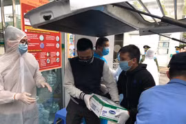 Số tiền hơn 120 triệu đồng nhóm Văn Quyết và những người bạn dành cho việc mua khẩu trang N95, quần áo bảo hộ, nhu yếu phẩm đã được bàn giao cho Bệnh viện Bạch Mai. Ảnh FBNV