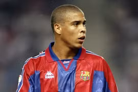 "Người ngoài hành tinh" Ronaldo với cái giá 19,5 triệu USD đã giúp Barca cuốn phăng các đối thủ khác trên con đường giành cú ăn 3 Cúp C2, Cúp Nhà Vua và Siêu Cúp TBN. Ảnh Barca.