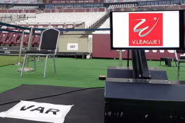 FIFA thông báo nếu V-League muốn áp dụng công nghệ VAR, thì VFF cần tập huấn trọng tài từ 7-8 đợt. Ảnh FOX