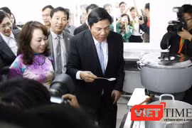 Ông Nguyễn Bá Thanh ăn thử cháo từ thiện tại Bệnh viện Ung thư Đà Nẵng, một trong những công trình mang tâm huyết của ông đối với nhân dân Đà Nẵng và các tỉnh miền Trung