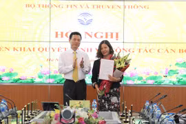 Bộ trưởng Nguyễn Mạnh Hùng trao quyết định bổ nhiệm bà Trần Thị Nhị Thủy