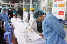 Lãnh đạo Bộ Y tế kiểm tra công tác khám, chữa bệnh tại bệnh viện (Ảnh - Lê Hảo) 