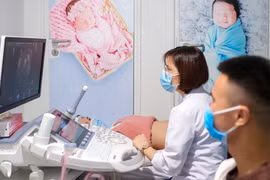 Bác sĩ siêu âm 5D cho bệnh nhân (Ảnh - BVCC) 
