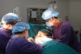 Các bác sĩ tại Bệnh viện Hữu nghị Việt Đức phẫu thuật tái tạo lại bộ ngực cho chị L. (Ảnh: BVCC) 