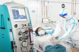Bác sĩ khám cho bệnh nhân COVID-19 (Ảnh - BYT) 