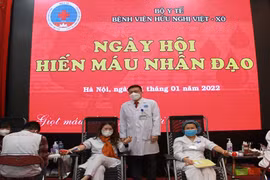 PGS.TS. Nguyễn Thanh Hà -Giám đốc Bệnh viện Hữu Nghị động viên các cán bộ đoàn viên người lao động BV tham gia hiến máu tại BV (Ảnh - BVCC)