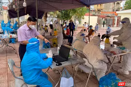 PGS. TS. Trần Quý Tường trực tiếp chỉ đạo công tác ứng dụng công nghệ thông tin trong phòng, chống dịch COVID-19 (Ảnh - NVCC) 