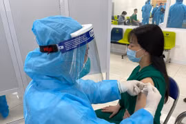 Nhân viên y tế tiêm vaccine phòng COVID-19 cho các y, bác sĩ (Ảnh - Tuấn Dũng) 