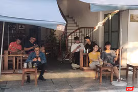 Người dân uống cà phê trên phố (Ảnh - Minh Thuý) 