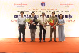 Thứ trưởng Bộ Y tế Nguyễn Trường Sơn khai mạc khóa đào tạo quản lý bệnh viện (Ảnh: Lê Hảo) 