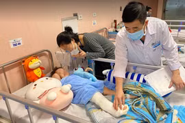 Bác sĩ kiểm tra tình hình sức khoẻ của bé H. (Ảnh - BVCC) 
