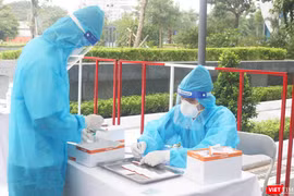 Nhân viên y tế ghi chép thông tin mẫu xét nghiệm COVID-19 (Ảnh - Minh Thuý) 