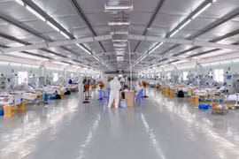 Các y bác sĩ nỗ lực từng ngày từng giờ để điều trị bệnh nhân mắc COVID-19 ở Trung tâm hồi sức tích cực COVID-19 thuộc BV Hữu nghị Việt Đức đặt tại BV Dã chiến số 13 (Ảnh - BVCC)