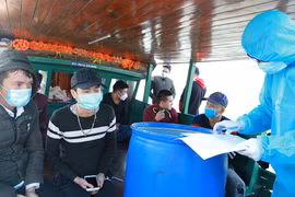 Cơ quan chức năng tiến hành lấy lời khai, lập biên bản của 8 người trốn cách ly y tế (Ảnh: Hồng Phương)