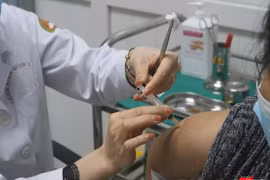 Nhân viên y tế tiêm vaccine phòng COVID-19 (Ảnh - Minh Thuý) 