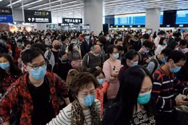 Hành khách tại sân bay ở Trung Quốc. Ảnh: The Straitimes