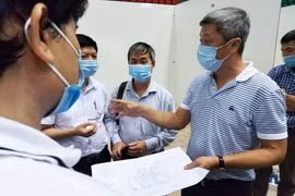 Thứ trưởng Bộ Y tế Nguyễn Trường Sơn trực tiếp kiểm tra việc xây dựng Bệnh viện Dã chiến ở Đà Nẵng (Ảnh: Anh Văn) 