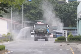 Xe phun khử khuẩn trong bệnh viện (Ảnh - Hoàng Anh) 