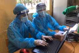 Nhân viên y tế nhập dữ liệu mẫu xét nghiệm (Ảnh - BYT)