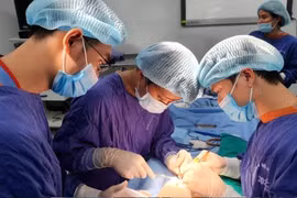 Các bác sĩ phẫu thuật dương vật cho bệnh nhân (Ảnh: Bệnh viện Đại học Y Hà Nội) 