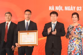 Thứ trưởng Bộ Y tế Trương Quốc Cường trao bằng khen cùng Huân chương Lao động hạng Nhì cho Công ty TNHH MTV Vaccine và Sinh phẩm số 1 (VABIOTECH) (Ảnh: Minh Thuý) 