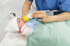 Bác sĩ chăm sóc cho bé sinh non bị suy hô hấp. Ảnh: Bệnh viện phụ sản Hà Nội 